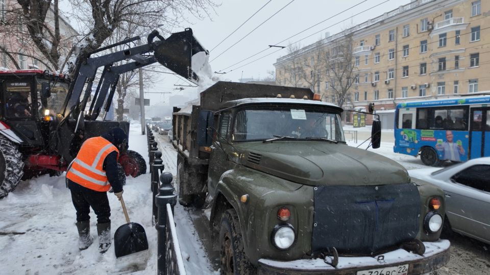 Уборка снега в Барнауле