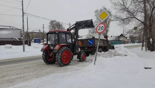 Барнаул засыпает снегом: где сегодня работает техника