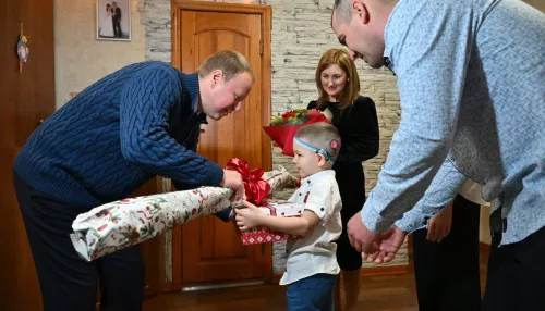 Губернатор Алтайского края исполнил новогоднюю мечту ребенка и лично вручил лыжи