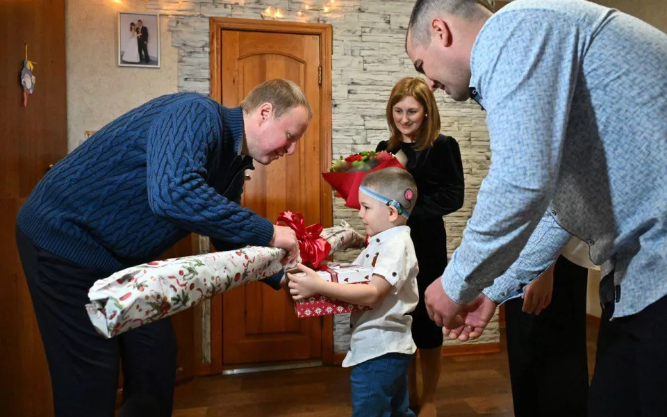 Губернатор Алтайского края исполнил новогоднюю мечту ребенка и лично вручил лыжи