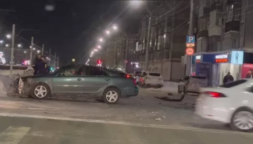Две легковушки не поделили перекресток в центре Барнаула