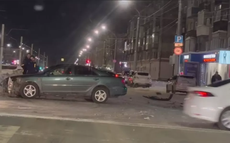 Две легковушки не поделили перекресток в центре Барнаула