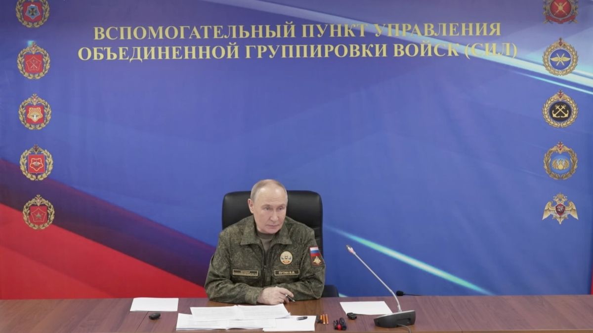 Владимир Путин посетил пункт управления Объединенной группировки войск.
