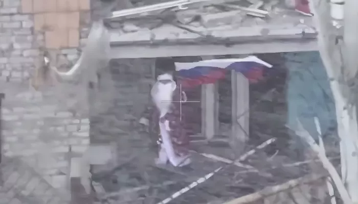 Бойцы в образах Дедов Морозов подняли триколоры в освобожденном Димитрове. Видео