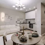 Двушку в молочных тонах продают в деловом центре Барнаула за 10,5 млн рублей