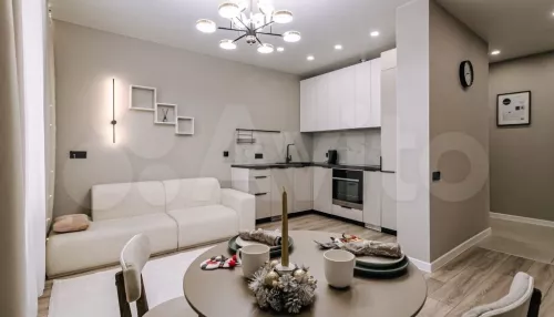 Двушку в молочных тонах продают в деловом центре Барнаула за 10,5 млн рублей