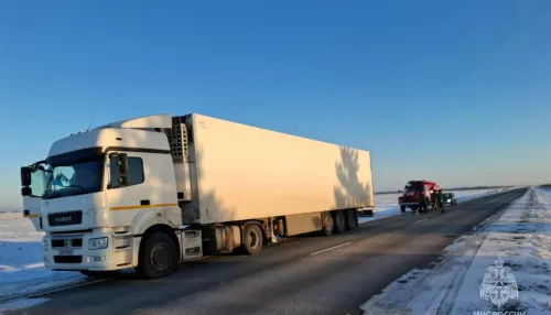 Алтайские спасатели отогрели водителя фуры с отказавшей на трассе топливной системой