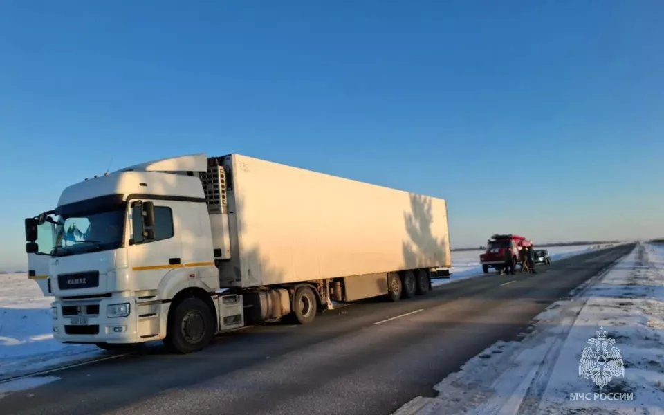 Алтайские спасатели отогрели водителя фуры с отказавшей на трассе топливной системой