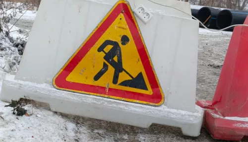 Часть улицы Полярной в Барнауле перекрыли из-за порыва водопровода