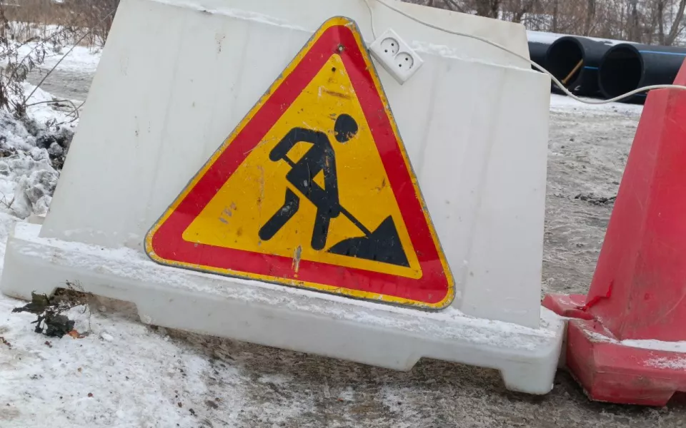 Часть улицы Полярной в Барнауле перекрыли из-за порыва водопровода