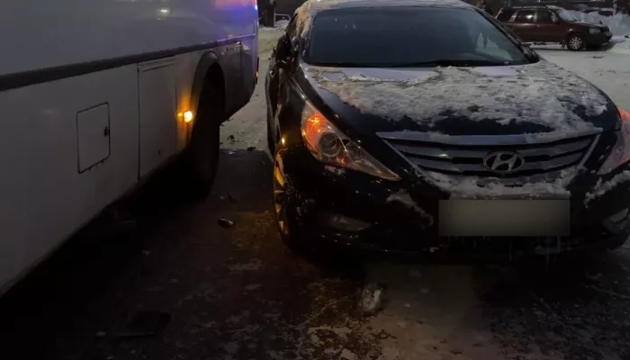 Маленькую девочку в Бийске сбили седан и автобус. Ребенок погиб на месте