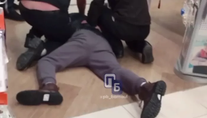 Барнаулец украл ботинки из магазина, оставив вместо них старую обувь