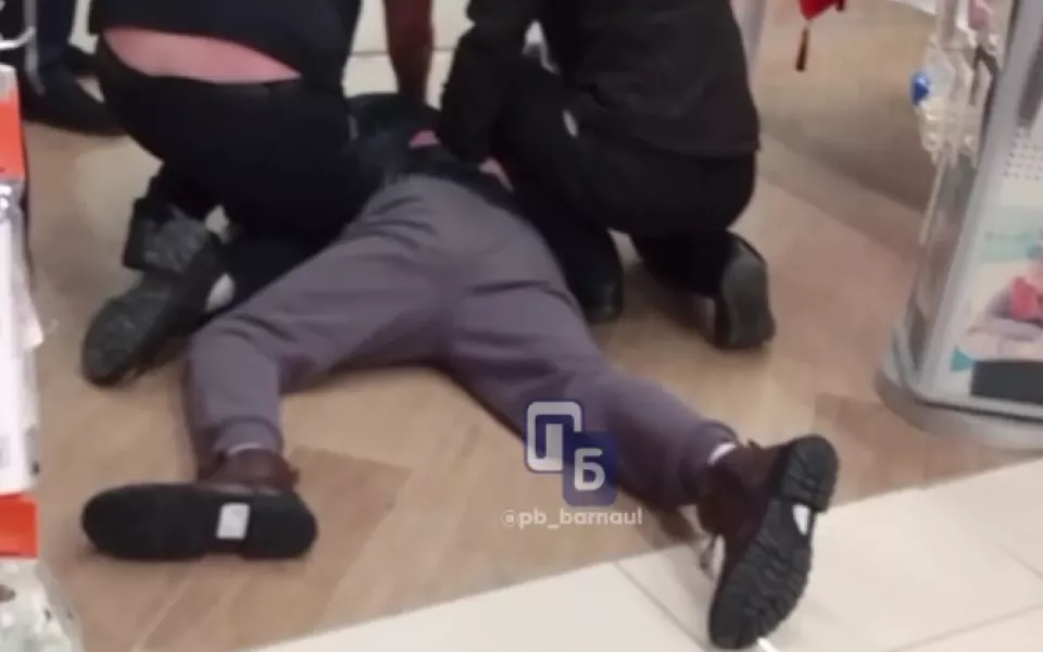 Барнаулец украл ботинки из магазина, оставив вместо них старую обувь