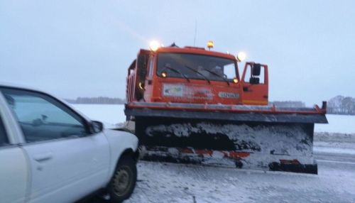 Иномарка столкнулась с дорожной техникой на трассе Барнаул-Бийск утром 17 декабря