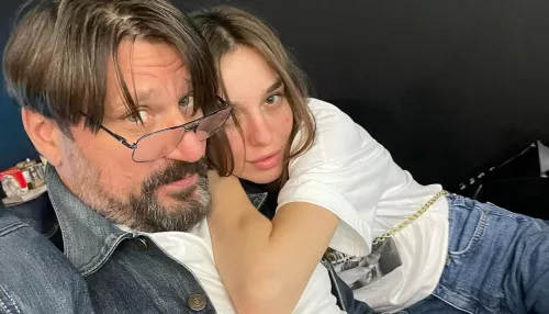 Молодая жена звезды Счастливы вместе обвинила его в избиениях и подала на развод