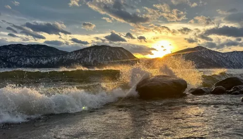 Необыкновенно красивый закат озарил небо над Телецким озером. Фото