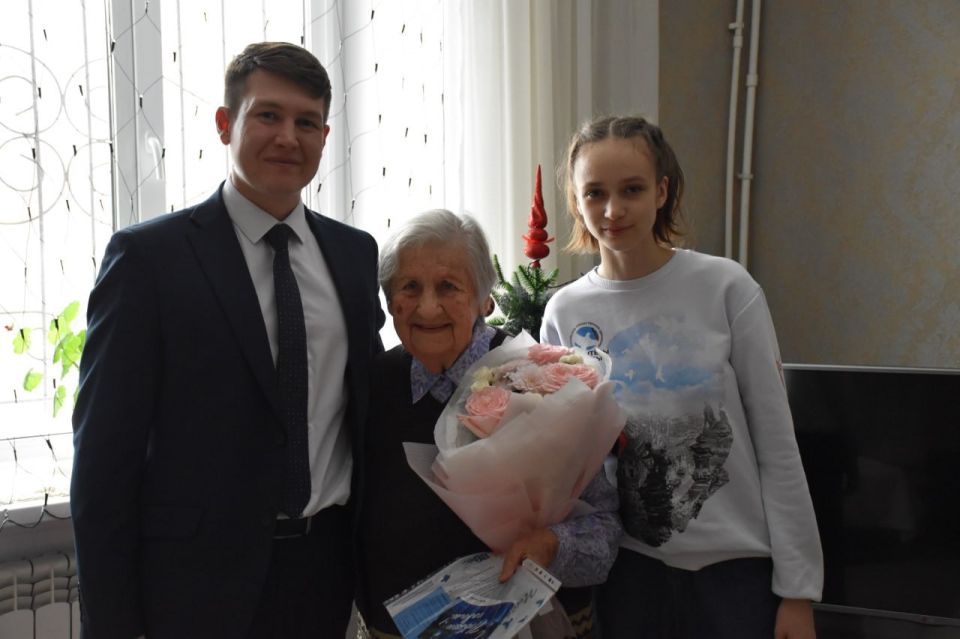 Алтайские единороссы поздравили ветеранов ВОВ с Новым годом