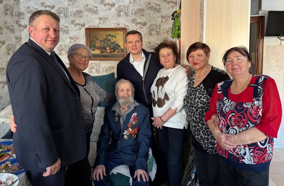 Алтайские единороссы поздравили ветеранов ВОВ с Новым годом