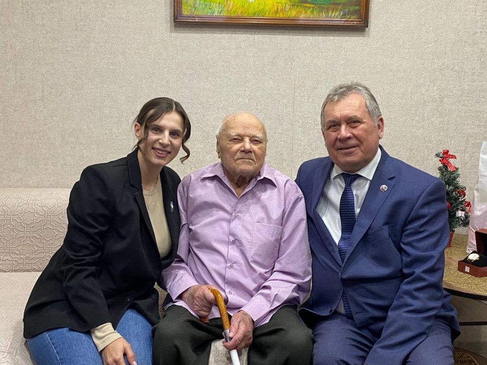 Алтайские единороссы поздравили ветеранов ВОВ с Новым годом