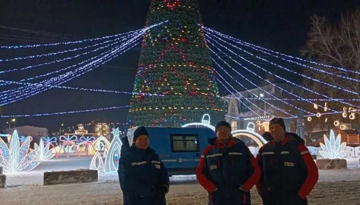 Персонал Алтайэнерго помог зажечь огни на главной ёлке Алтайского края