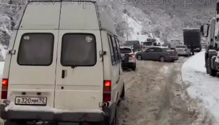 Без света и дорог: в Крыму за час выпала месячная норма снега. Фото