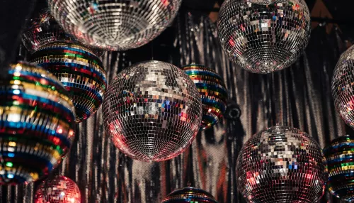 В Новосибирске бывшие ученики с оружием устроили пьяный погром на школьной дискотеке