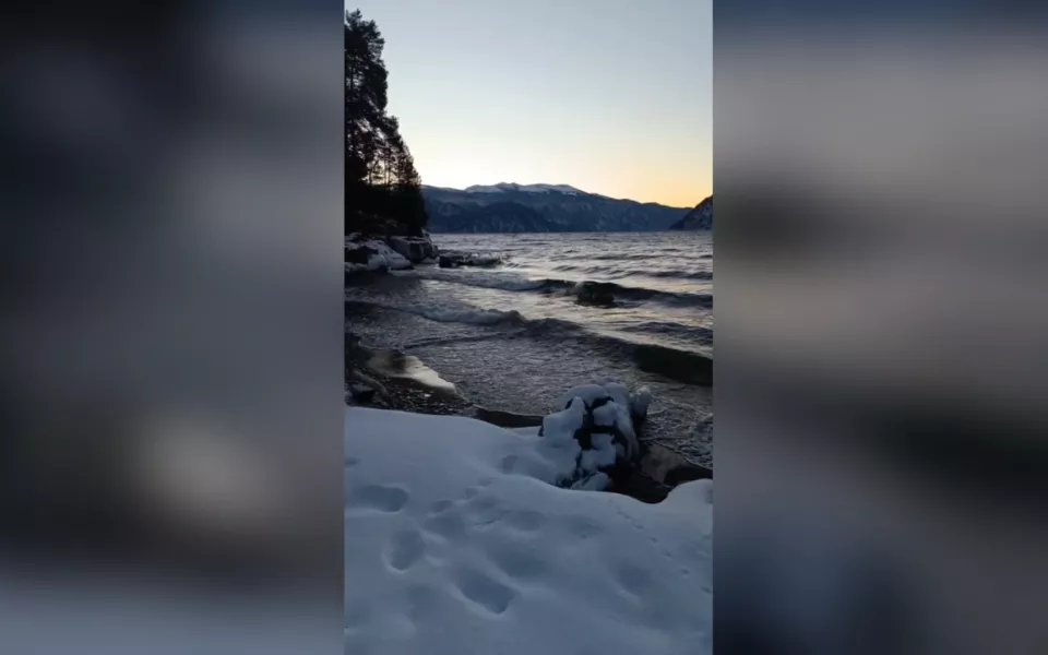 В Алтайском заповеднике показали Телецкое озеро в преддверии Нового года. Видео