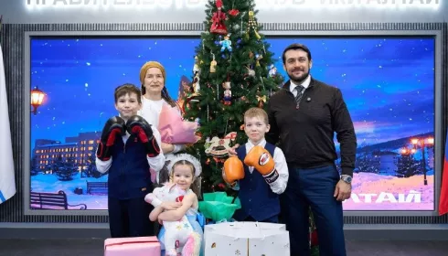 Поручение Деда Мороза выполнил: Александр Прокопьев исполнил мечты детей