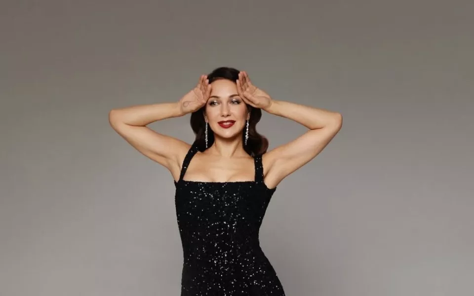 Актриса Екатерина Климова в мини-платье и мехах в новогодней съемке взорвала соцсети