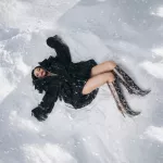 Ольга Серябкина эффектно извалялась в снегу в короткой шубе и сапогах. Фото
