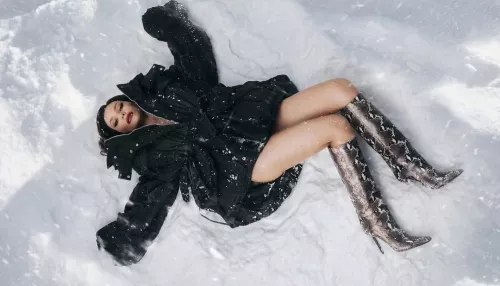 Ольга Серябкина эффектно извалялась в снегу в короткой шубе и сапогах. Фото