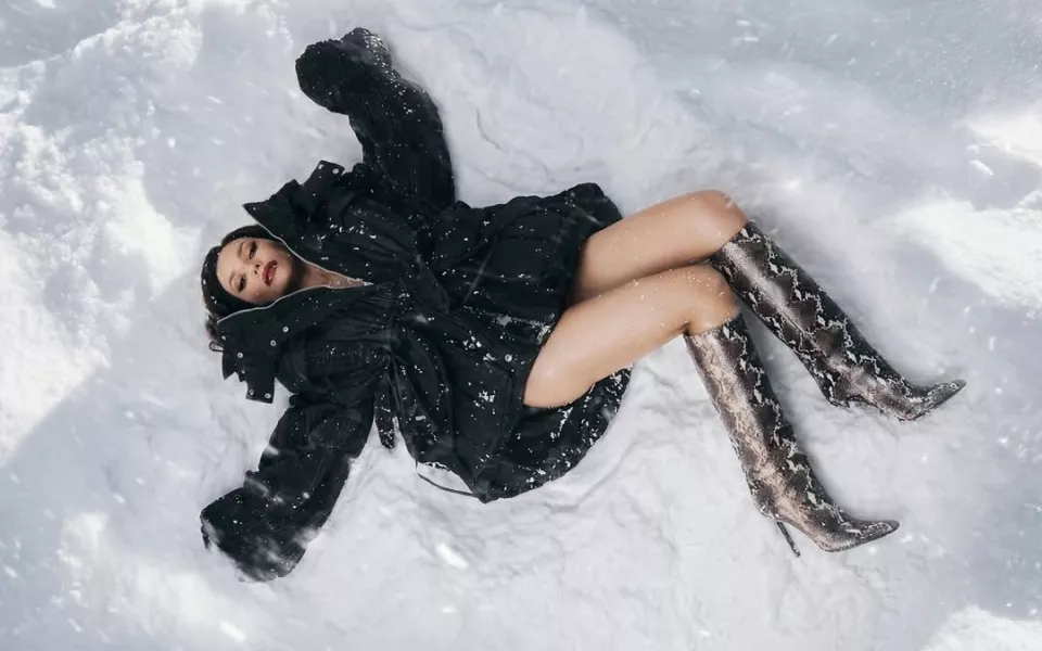 Ольга Серябкина эффектно извалялась в снегу в короткой шубе и сапогах. Фото
