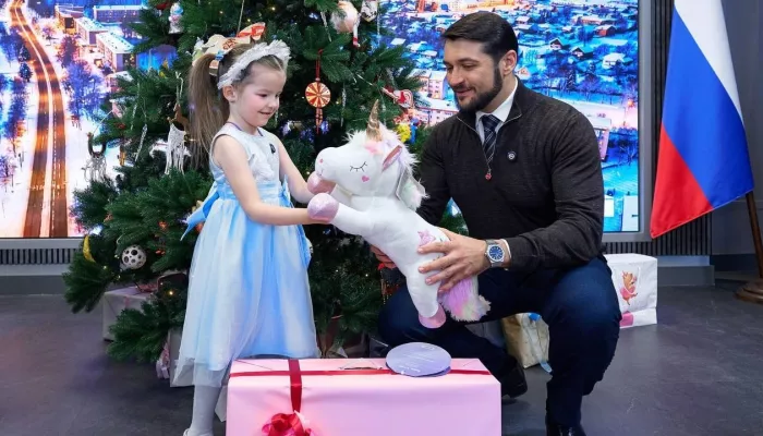 Улыбки – лучшая награда: председатель правительства Республики Алтай исполнил новогодние мечты детей