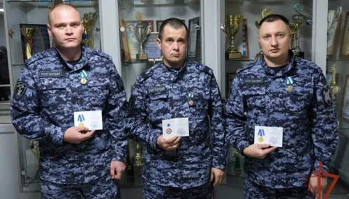 За спасение и мониторинг: алтайские росгвардейцы отмечены наградами МЧС
