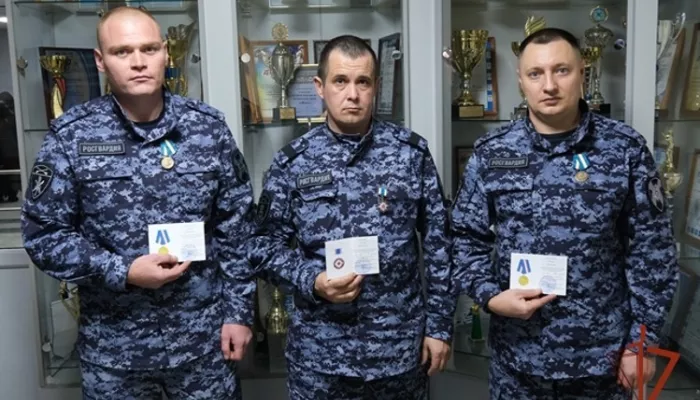 За спасение и мониторинг: алтайские росгвардейцы отмечены наградами МЧС