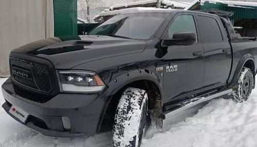 Черный пикап мощностью 395 лошадей продают в Горно-Алтайске за 5,2 млн рублей. Фото