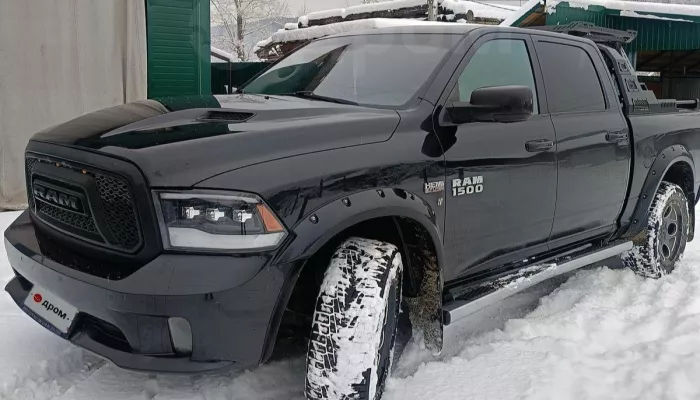 Черный пикап мощностью 395 лошадей продают в Горно-Алтайске за 5,2 млн рублей. Фото