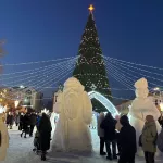 В Барнауле показали, как жители провели 1 января на главной новогодней площадке. Фото