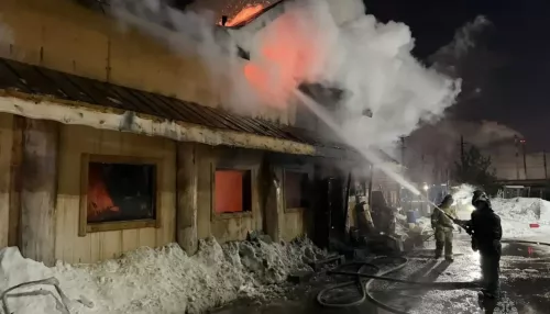 В Барнауле вспыхнуло двухэтажное производственное здание