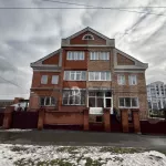 Трехуровневую квартиру с цоколем под сауну продают в центре Барнаула