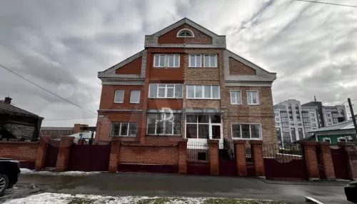 Трехуровневую квартиру с цоколем под сауну продают в центре Барнаула