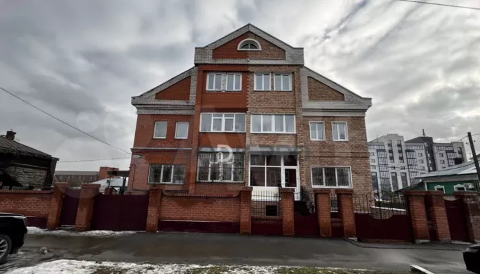 Трехуровневую квартиру с цоколем под сауну продают в центре Барнаула