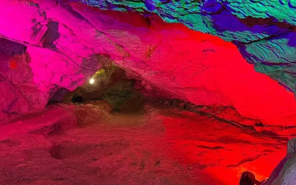 Красочное подземелье: в Тавдинских пещерах Алтая установили уникальное освещение