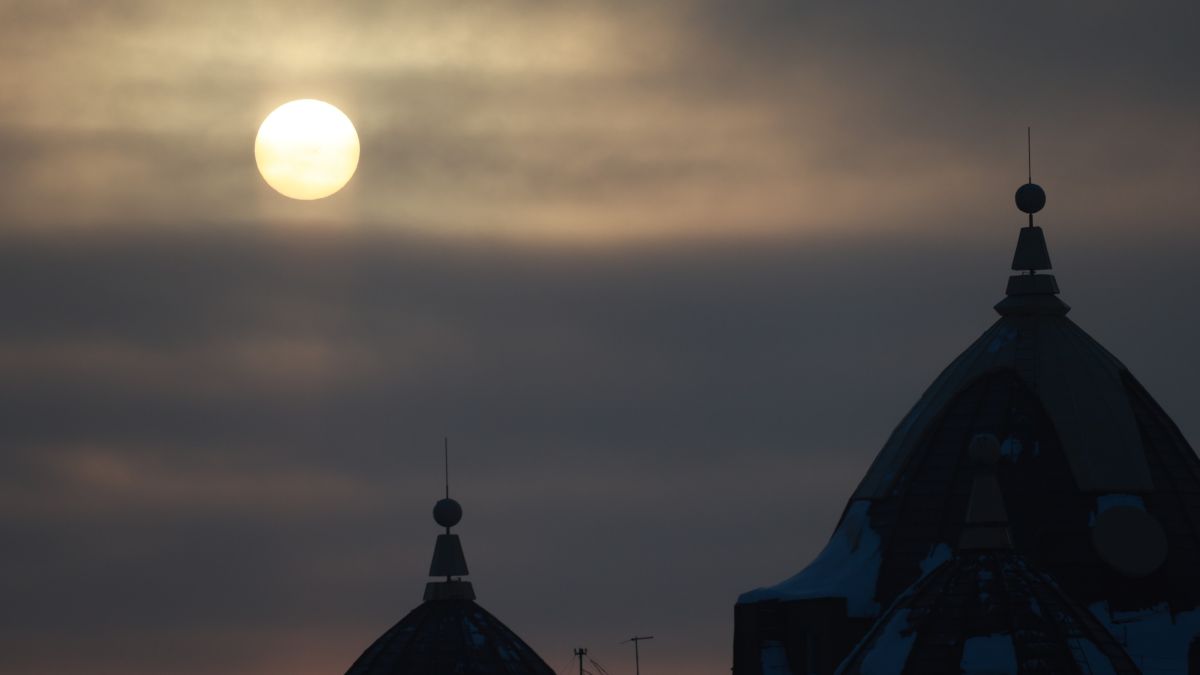 "Растущее" Солнце в небе над Барнаулом 