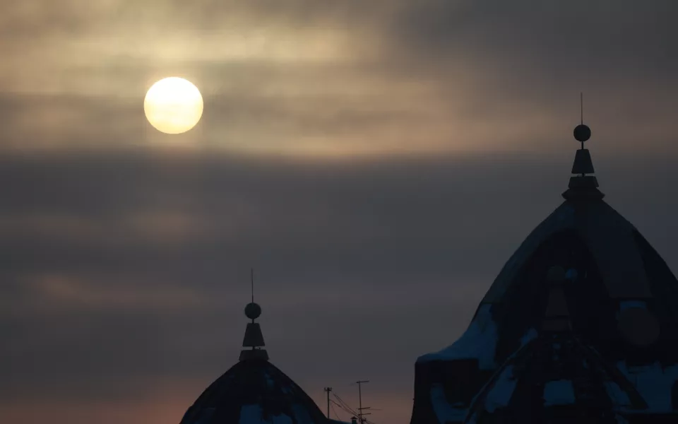 Диск небесного золота: каким было растущее Суперсолнце над Барнаулом. Фото