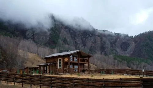 Дом с круговым обзором на горы продают в Республике Алтай за 24 млн рублей. Фото