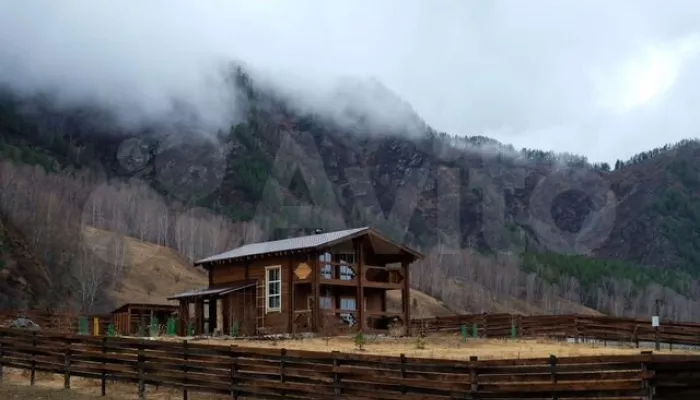 Дом с круговым обзором на горы продают в Республике Алтай за 24 млн рублей. Фото