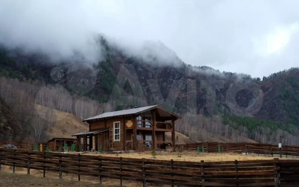 Дом с круговым обзором на горы продают в Республике Алтай за 24 млн рублей. Фото