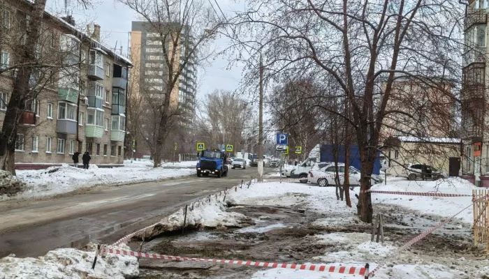 Две барнаульские улицы подтопило из-за коммунальной аварии