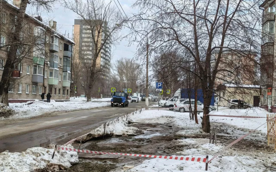 Две барнаульские улицы подтопило из-за коммунальной аварии